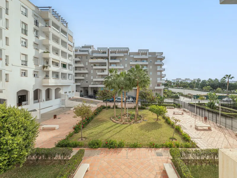 Commercial premises in Nueva Andalucia, next to all services and with a lot of pedestrian and vehicle traffic. It has a smoke vent