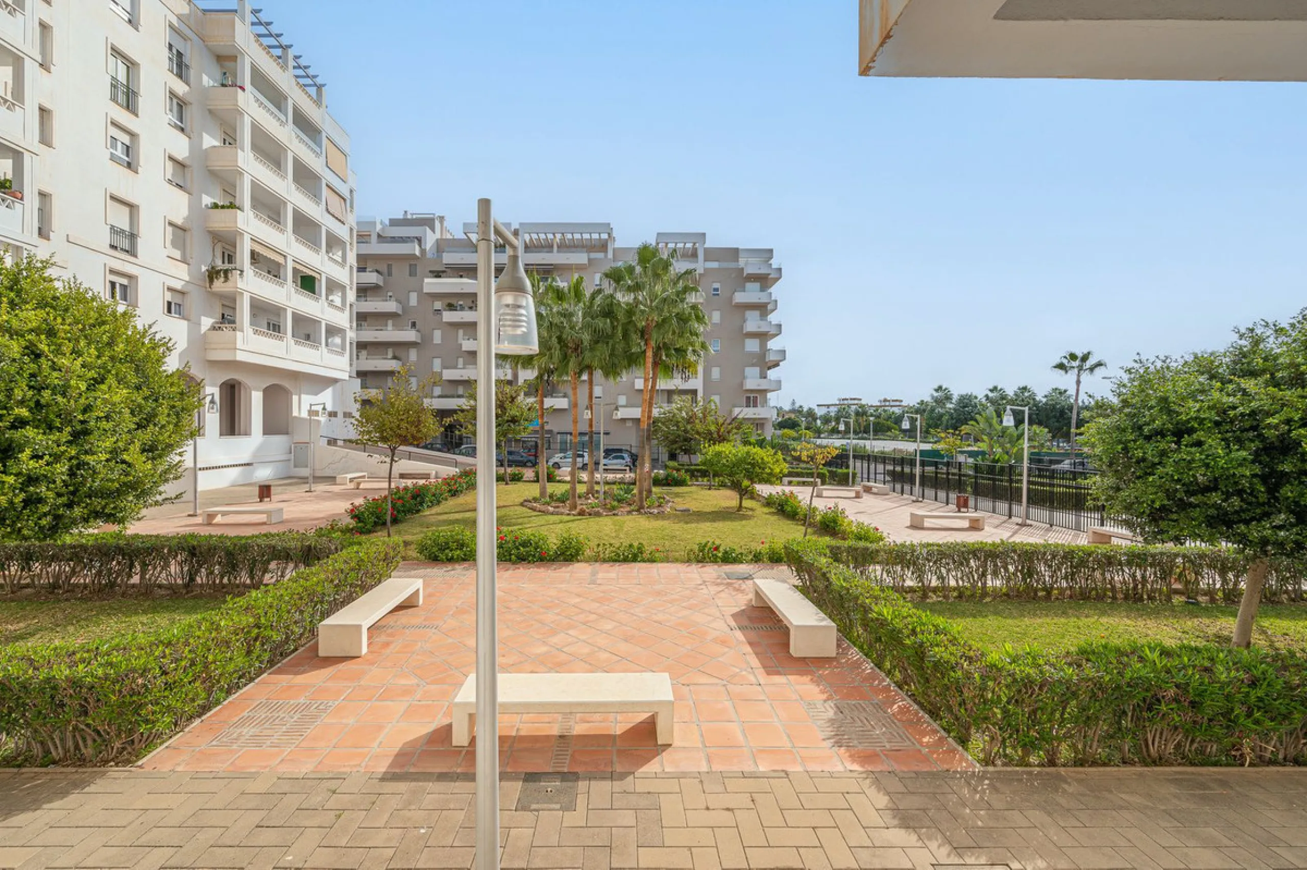 Commercial premises in Nueva Andalucia, next to all services and with a lot of pedestrian and vehicle traffic. It has a smoke vent