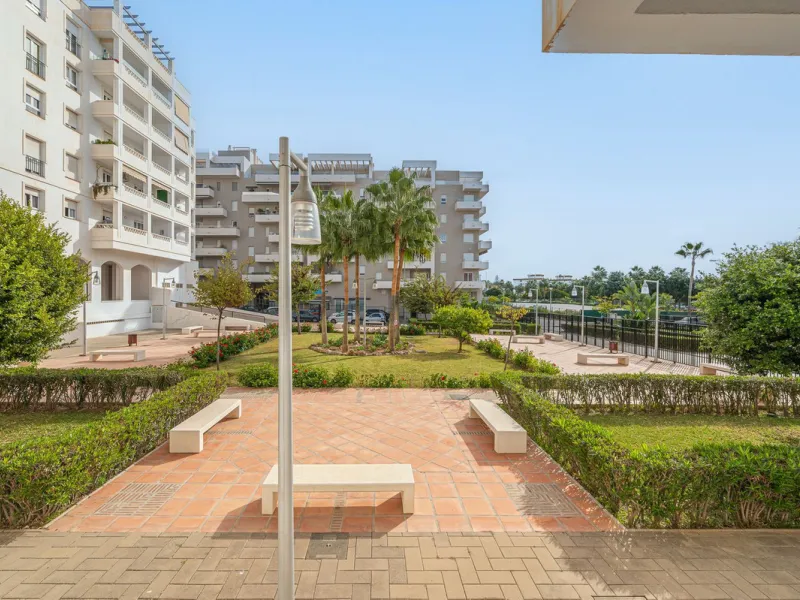 Commercial premises in Nueva Andalucia, next to all services and with a lot of pedestrian and vehicle traffic. It has a smoke vent