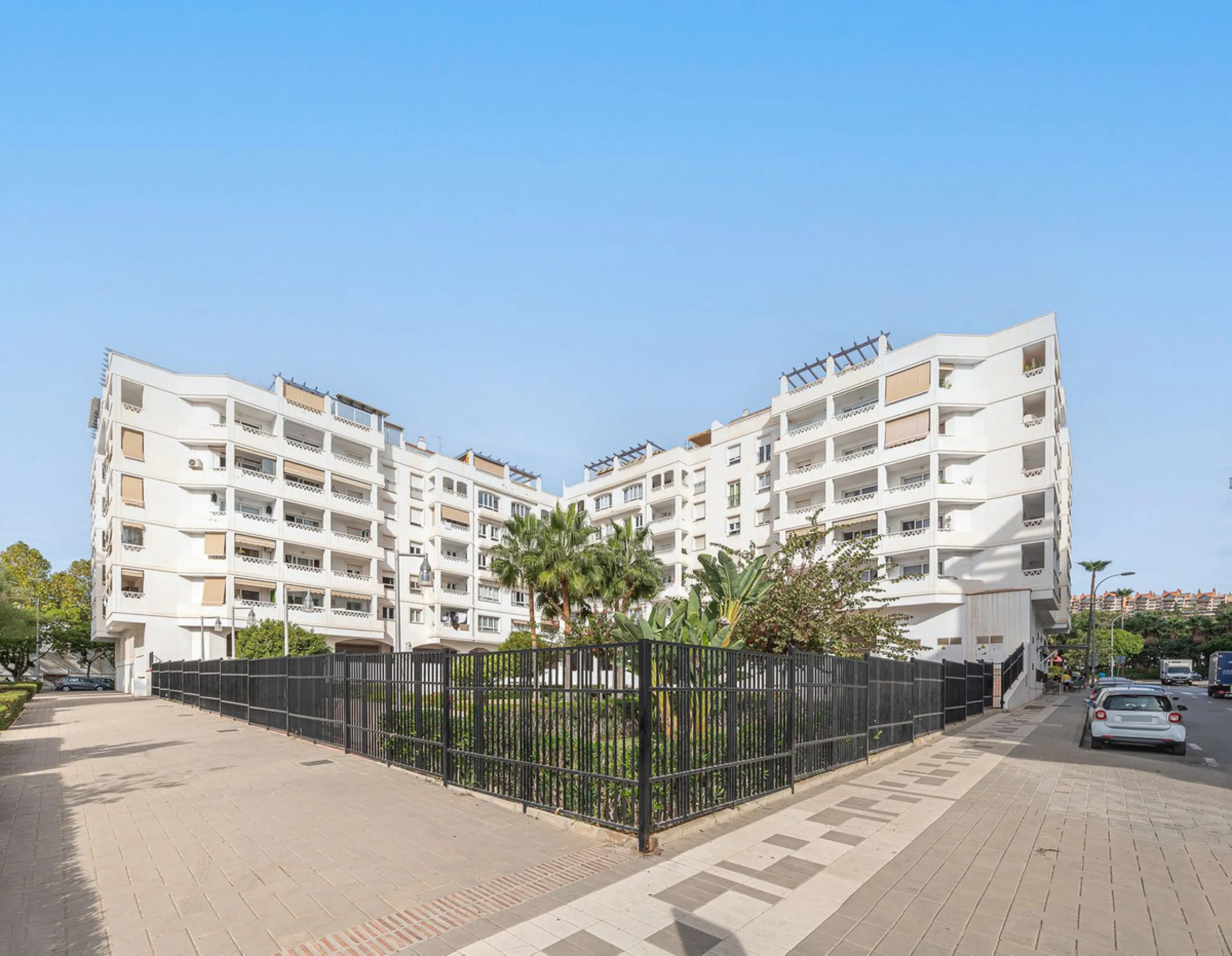 Commercial premises in Nueva Andalucia, next to all services and with a lot of pedestrian and vehicle traffic. It has a smoke vent