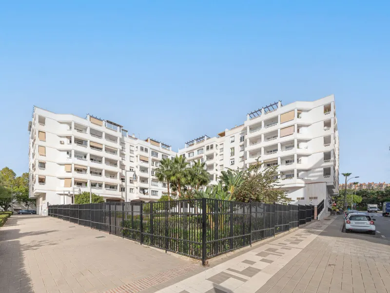 Commercial premises in Nueva Andalucia, next to all services and with a lot of pedestrian and vehicle traffic. It has a smoke vent