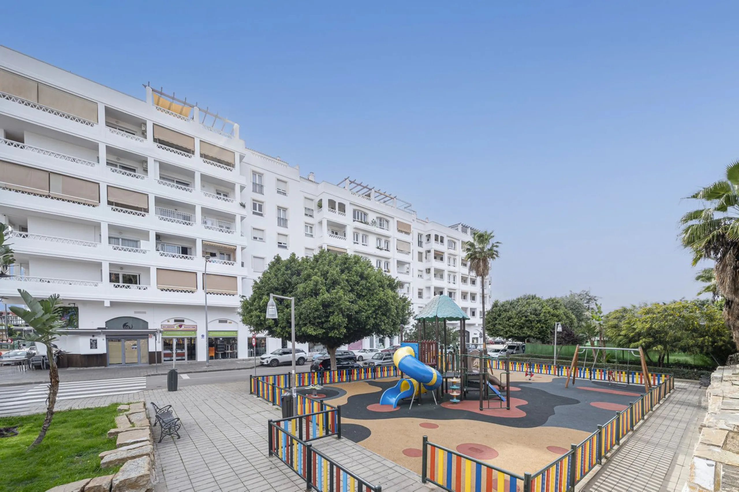 Commercial premises in Nueva Andalucia, next to all services and with a lot of pedestrian and vehicle traffic. It has a smoke vent