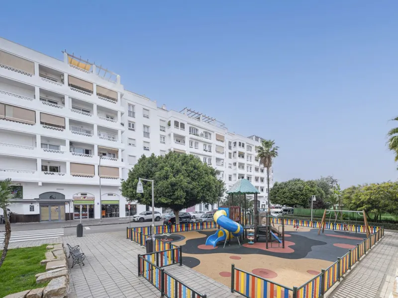 Commercial premises in Nueva Andalucia, next to all services and with a lot of pedestrian and vehicle traffic. It has a smoke vent