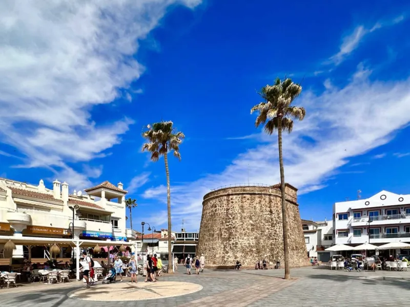 Exclusive modern apartment in Azalea Jardinana in La Cala with panoramic views of the sea and the whole of La Cala.