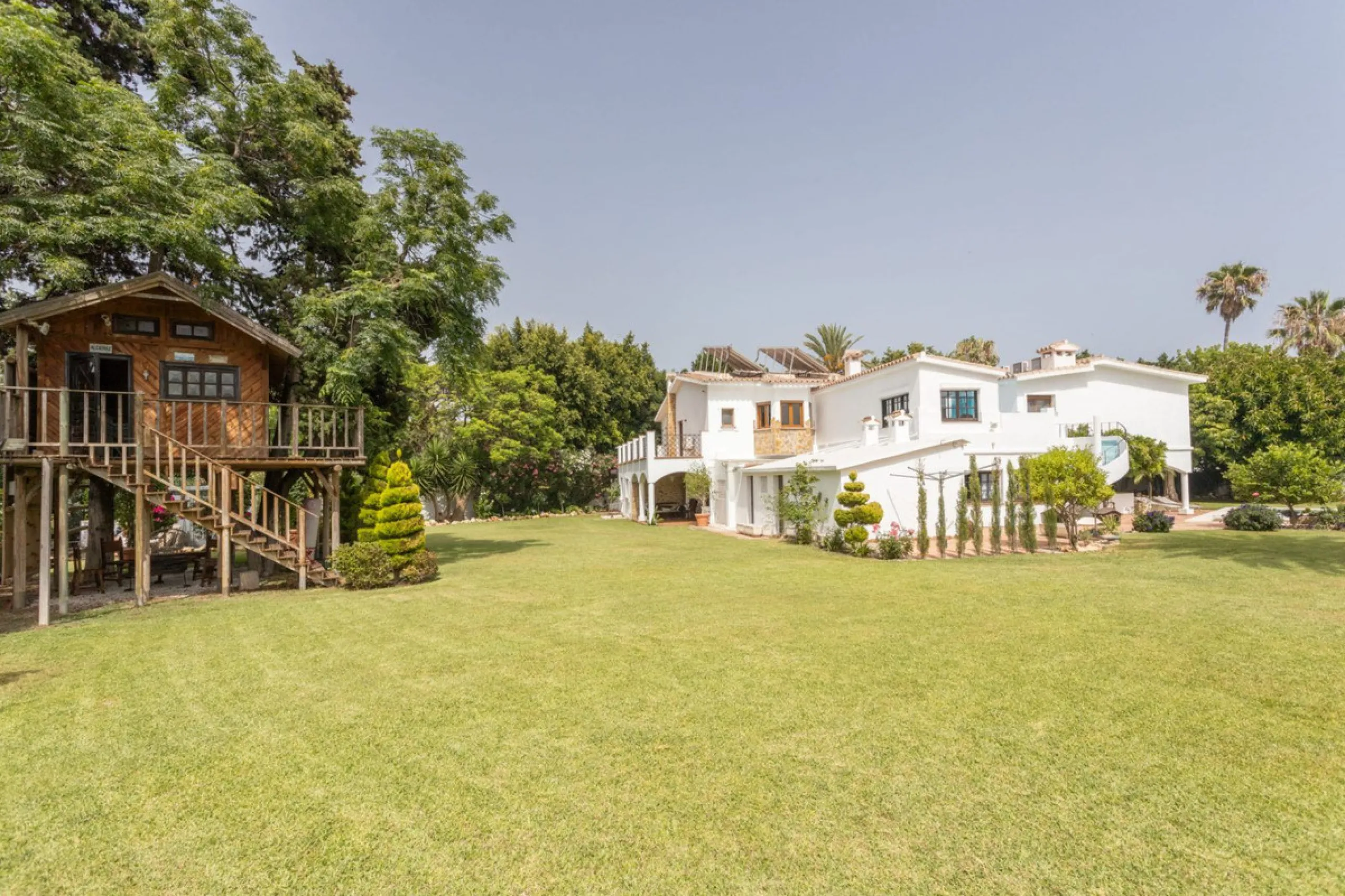 UNIQUE LOCATION- EXCELLENT INVESTMENT