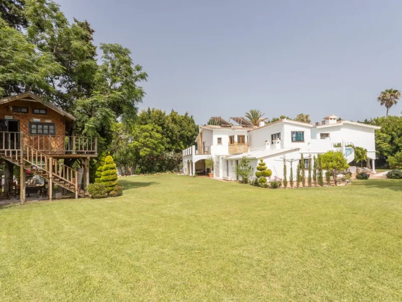 UNIQUE LOCATION- EXCELLENT INVESTMENT