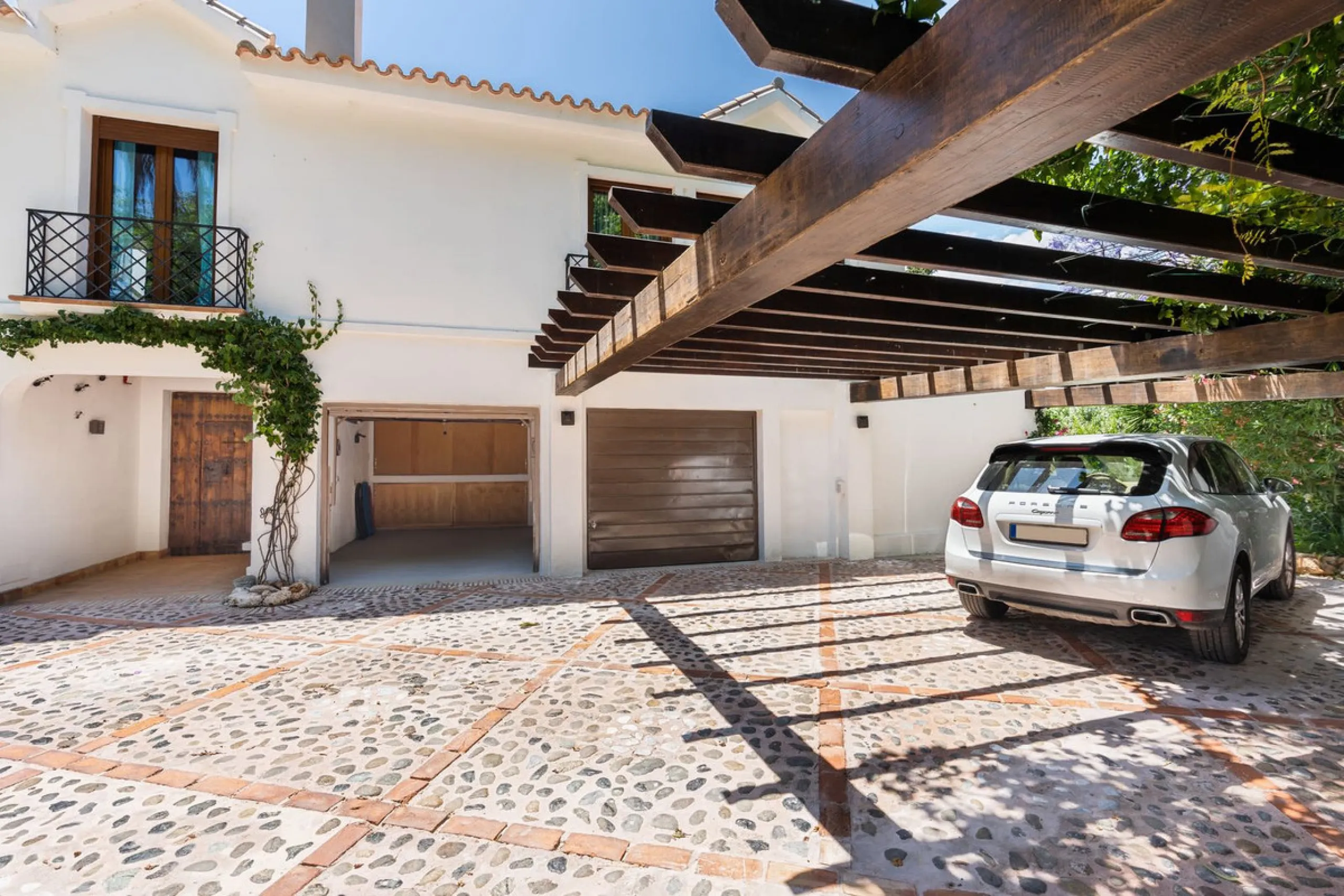UNIQUE LOCATION- EXCELLENT INVESTMENT