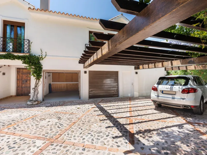 UNIQUE LOCATION- EXCELLENT INVESTMENT