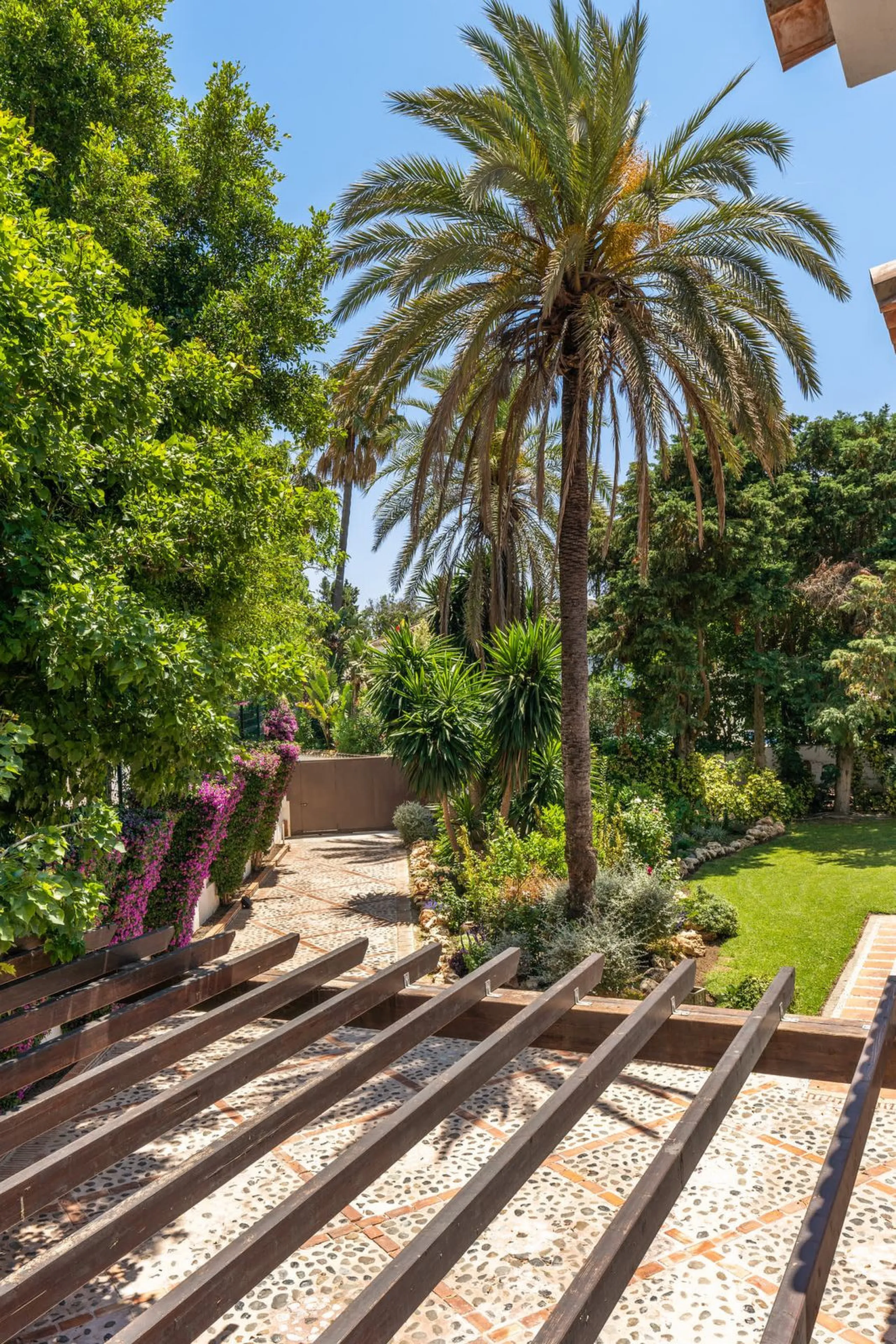 UNIQUE LOCATION- EXCELLENT INVESTMENT