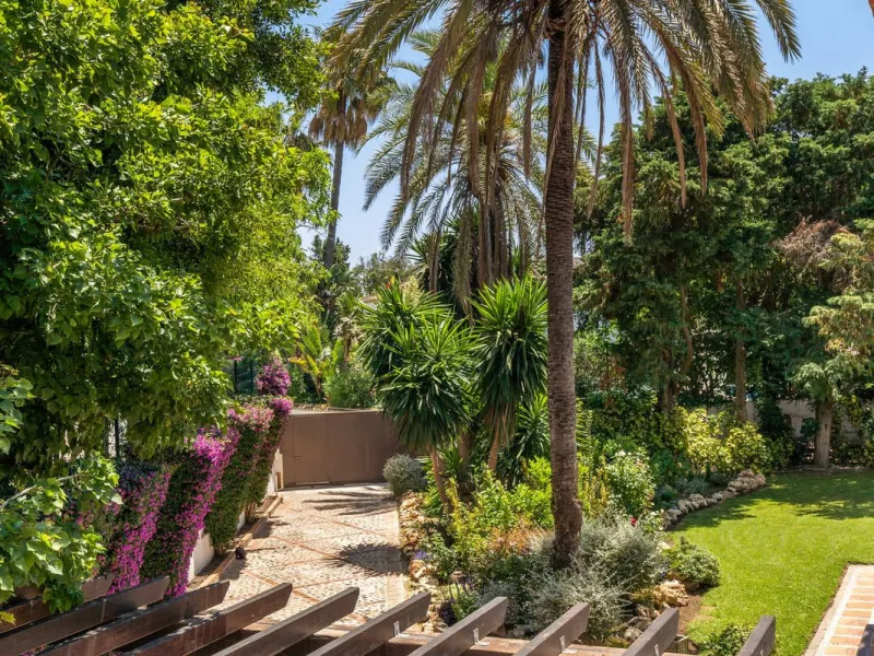 UNIQUE LOCATION- EXCELLENT INVESTMENT
