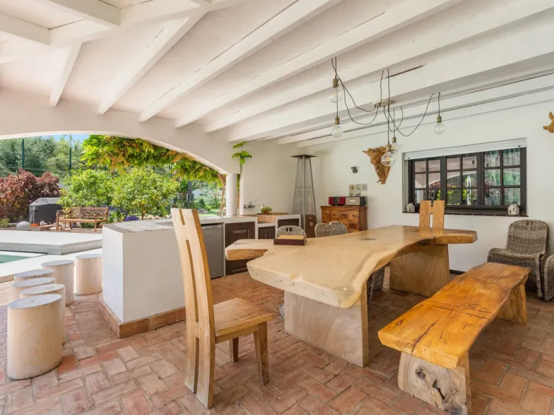 UNIQUE LOCATION- EXCELLENT INVESTMENT