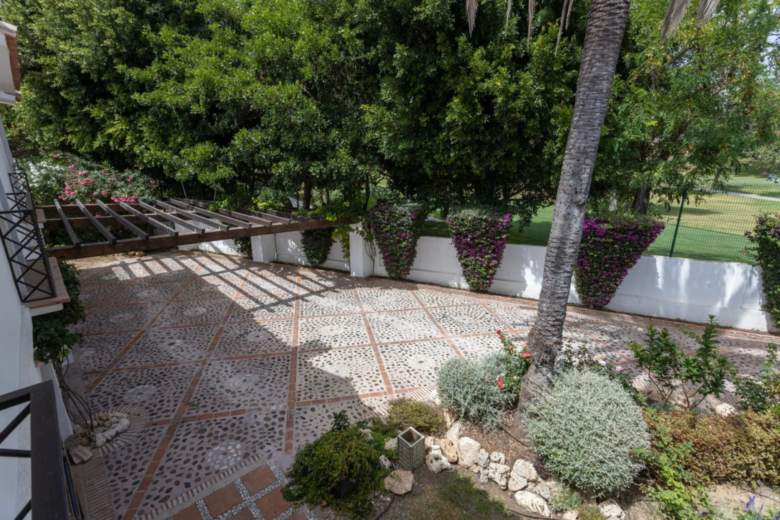 UNIQUE LOCATION- EXCELLENT INVESTMENT