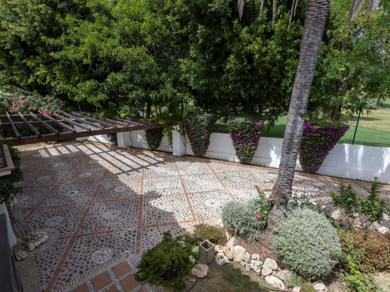 UNIQUE LOCATION- EXCELLENT INVESTMENT