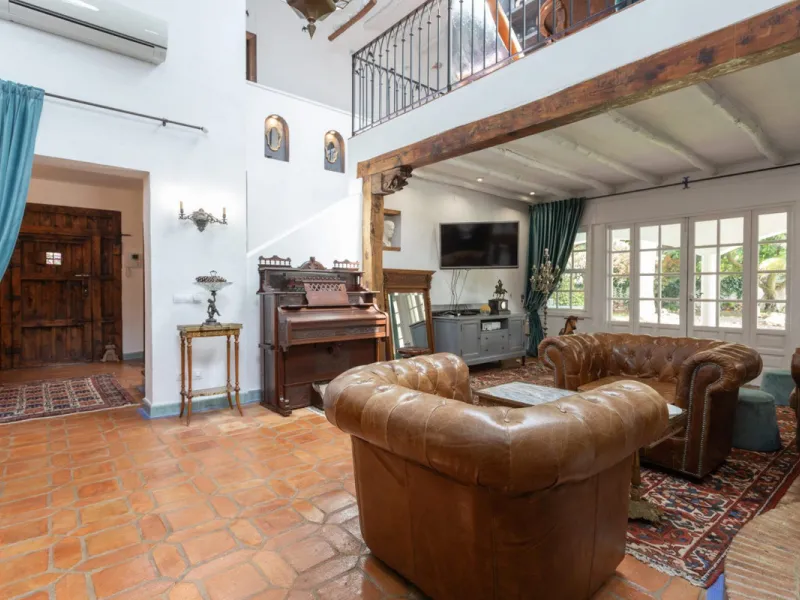 UNIQUE LOCATION- EXCELLENT INVESTMENT