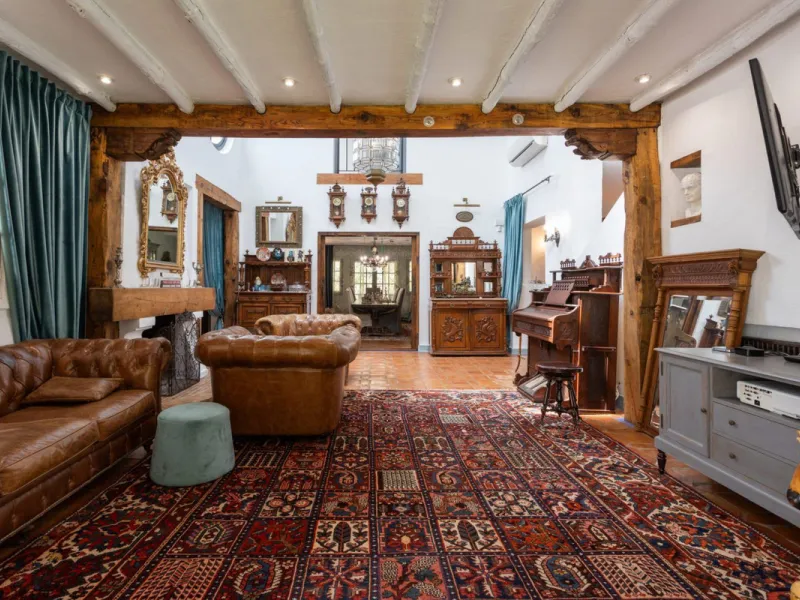 UNIQUE LOCATION- EXCELLENT INVESTMENT