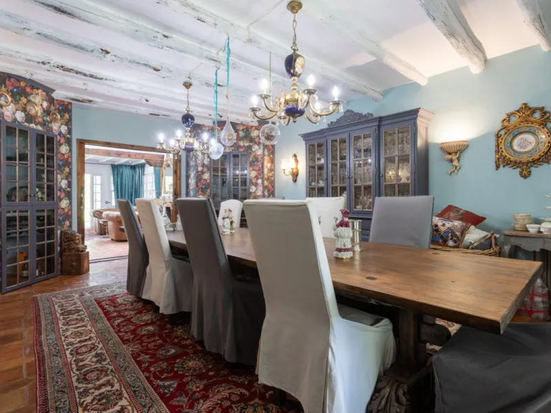 UNIQUE LOCATION- EXCELLENT INVESTMENT