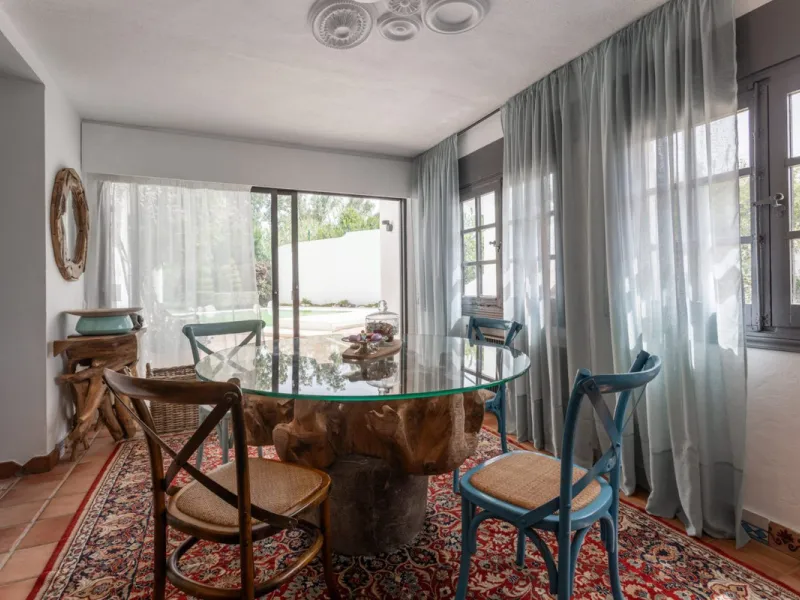 UNIQUE LOCATION- EXCELLENT INVESTMENT