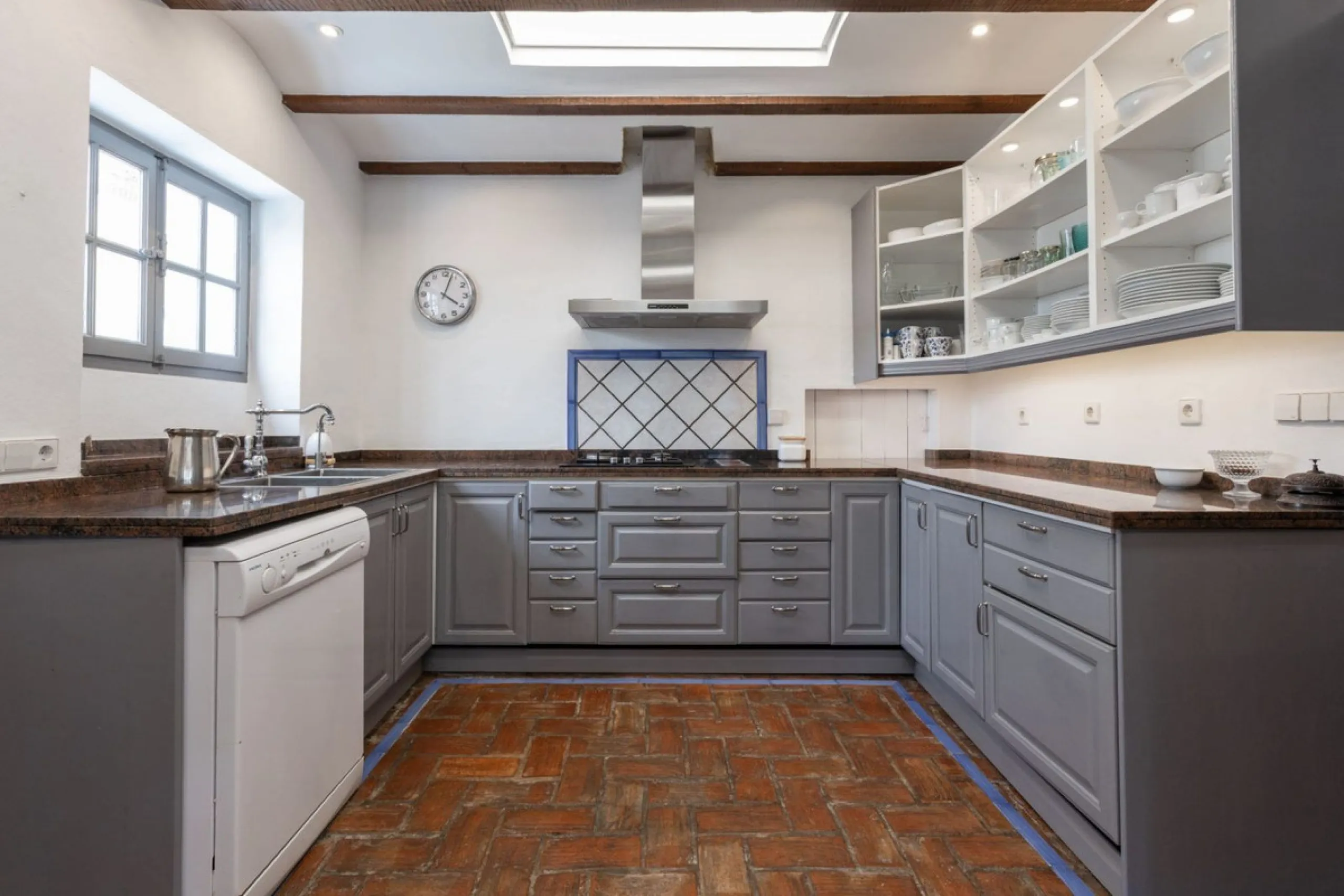 UNIQUE LOCATION- EXCELLENT INVESTMENT