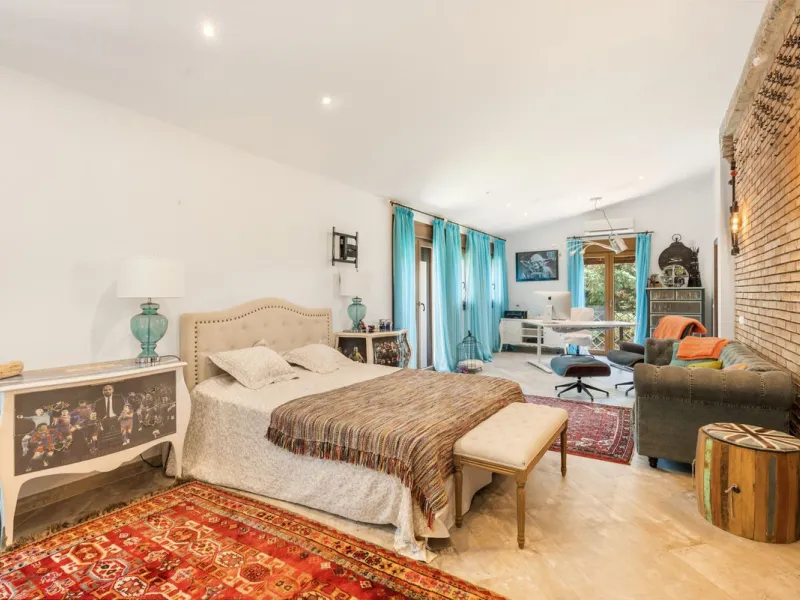 UNIQUE LOCATION- EXCELLENT INVESTMENT