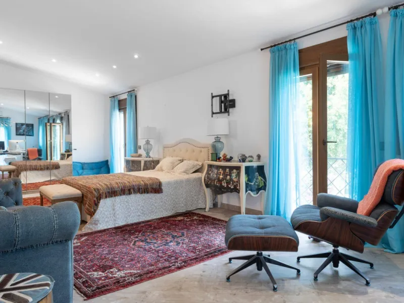 UNIQUE LOCATION- EXCELLENT INVESTMENT