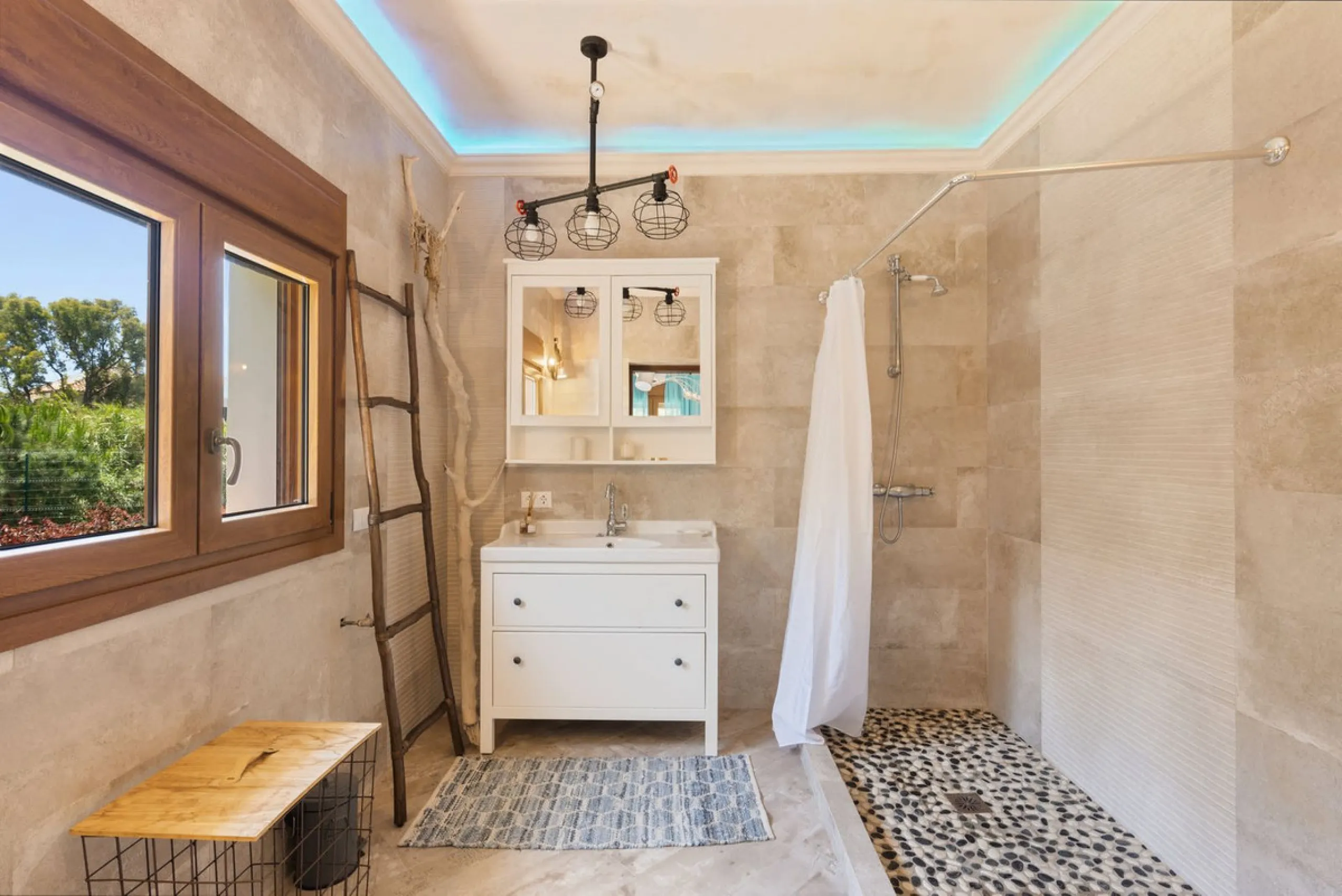 UNIQUE LOCATION- EXCELLENT INVESTMENT