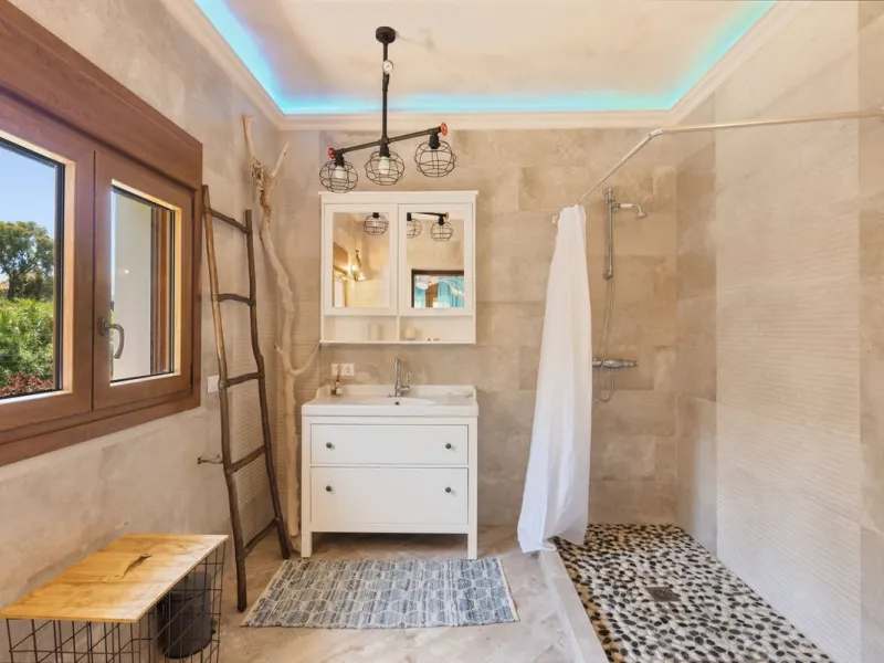 UNIQUE LOCATION- EXCELLENT INVESTMENT