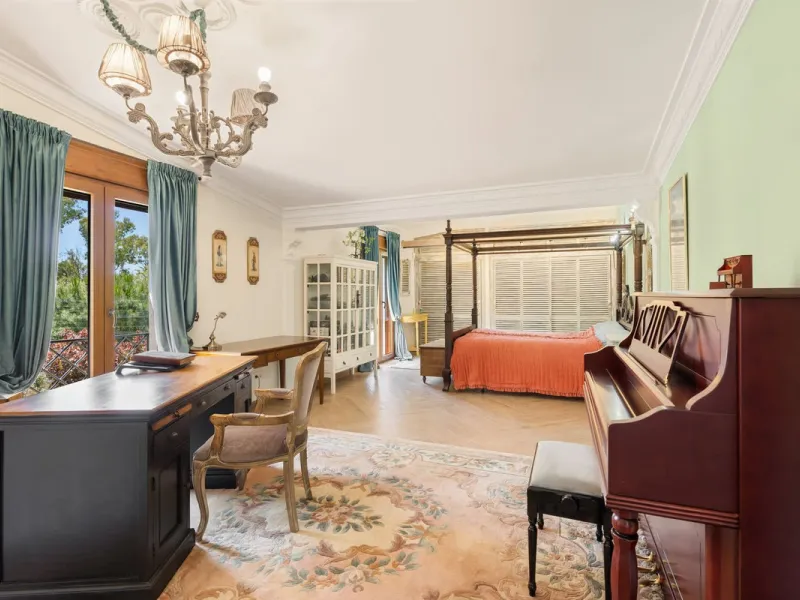 UNIQUE LOCATION- EXCELLENT INVESTMENT