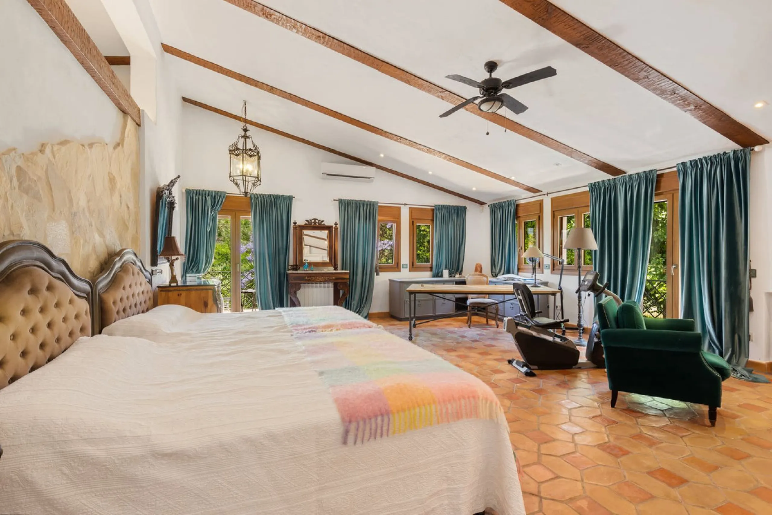 UNIQUE LOCATION- EXCELLENT INVESTMENT