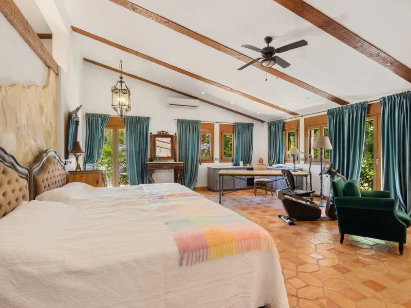 UNIQUE LOCATION- EXCELLENT INVESTMENT