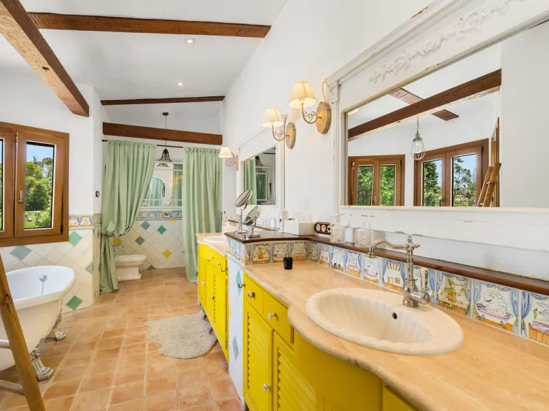 UNIQUE LOCATION- EXCELLENT INVESTMENT