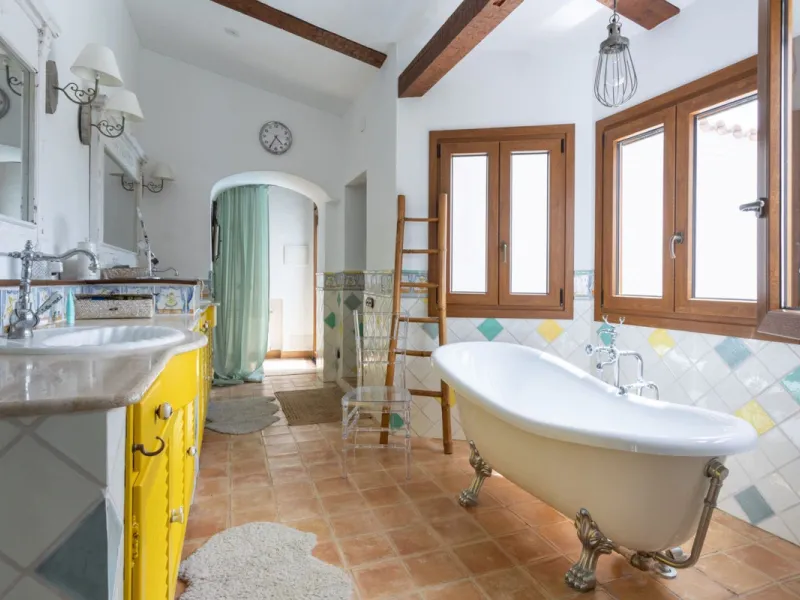 UNIQUE LOCATION- EXCELLENT INVESTMENT