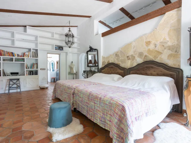UNIQUE LOCATION- EXCELLENT INVESTMENT