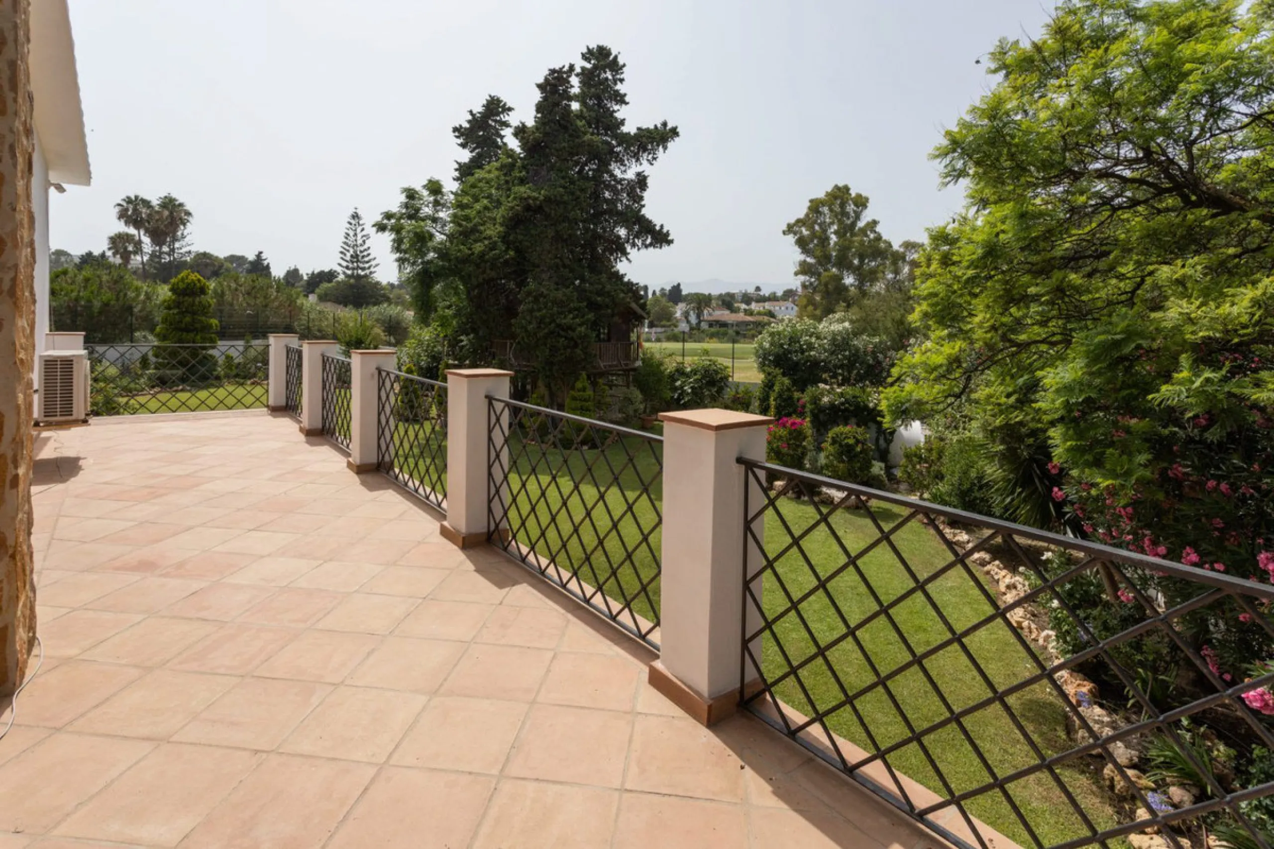 UNIQUE LOCATION- EXCELLENT INVESTMENT