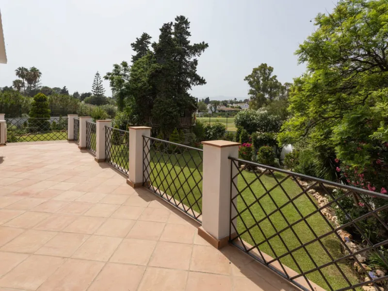 UNIQUE LOCATION- EXCELLENT INVESTMENT