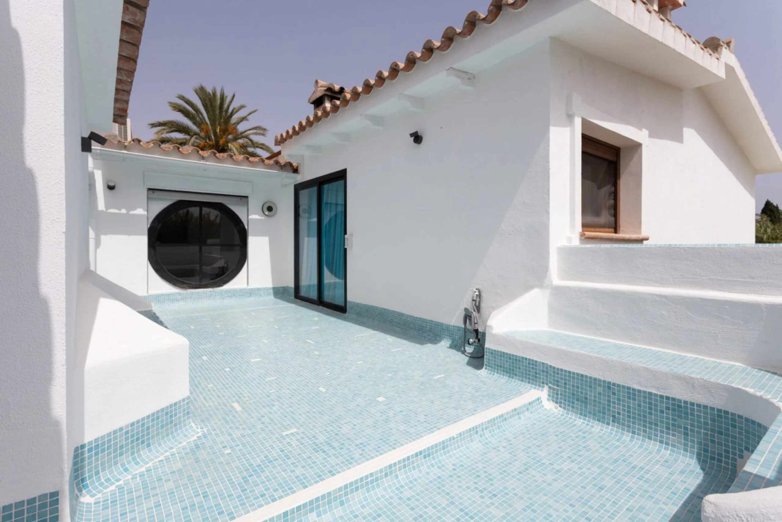 UNIQUE LOCATION- EXCELLENT INVESTMENT