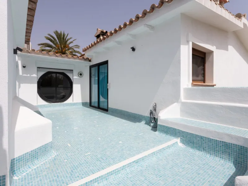 UNIQUE LOCATION- EXCELLENT INVESTMENT