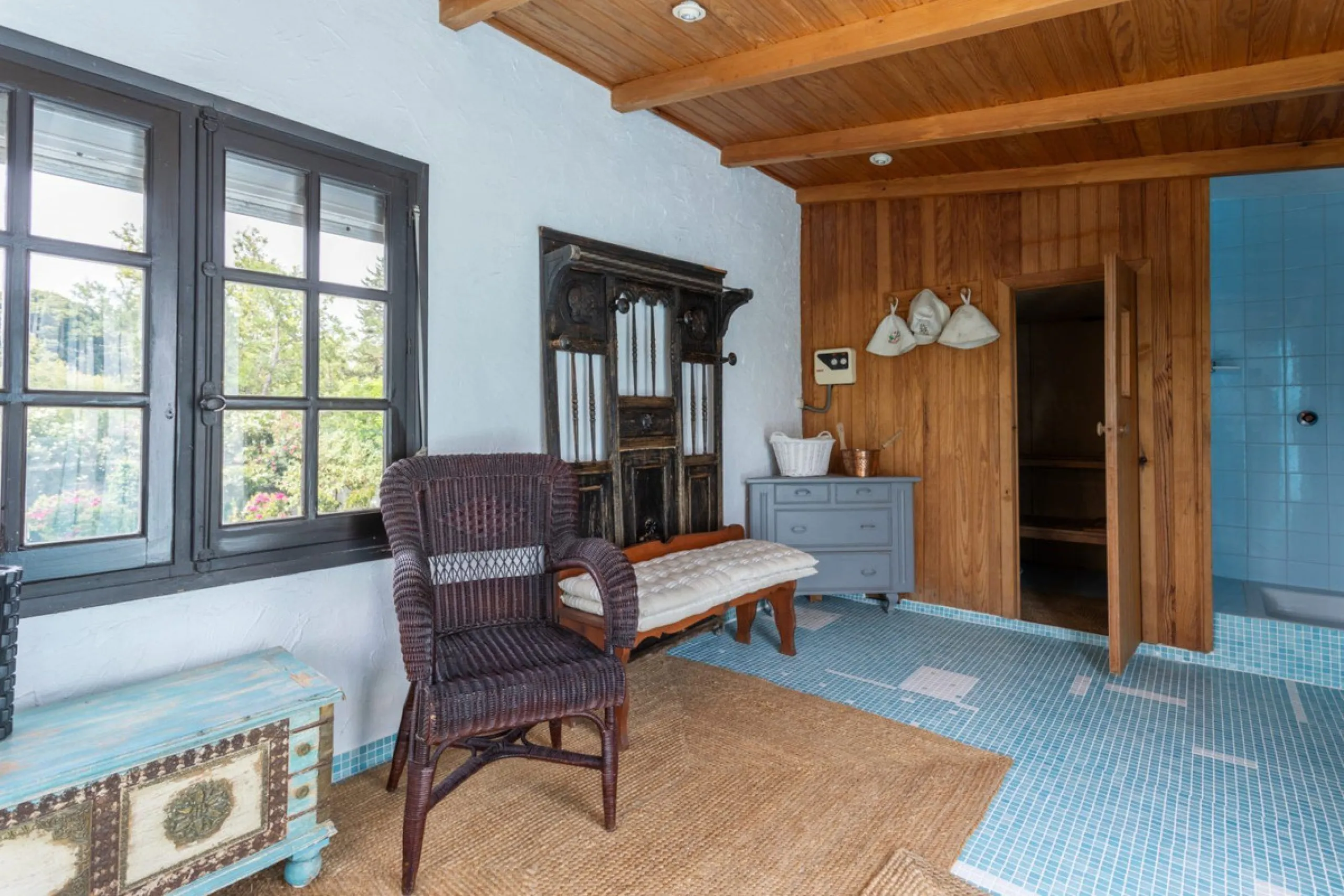 UNIQUE LOCATION- EXCELLENT INVESTMENT