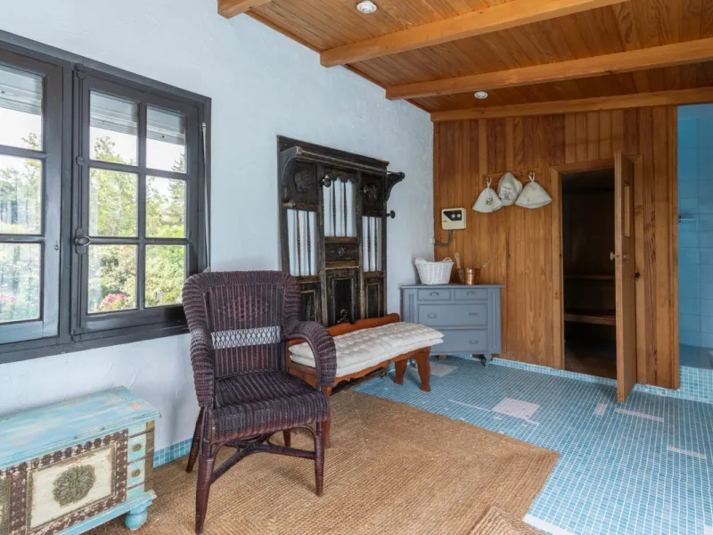 UNIQUE LOCATION- EXCELLENT INVESTMENT