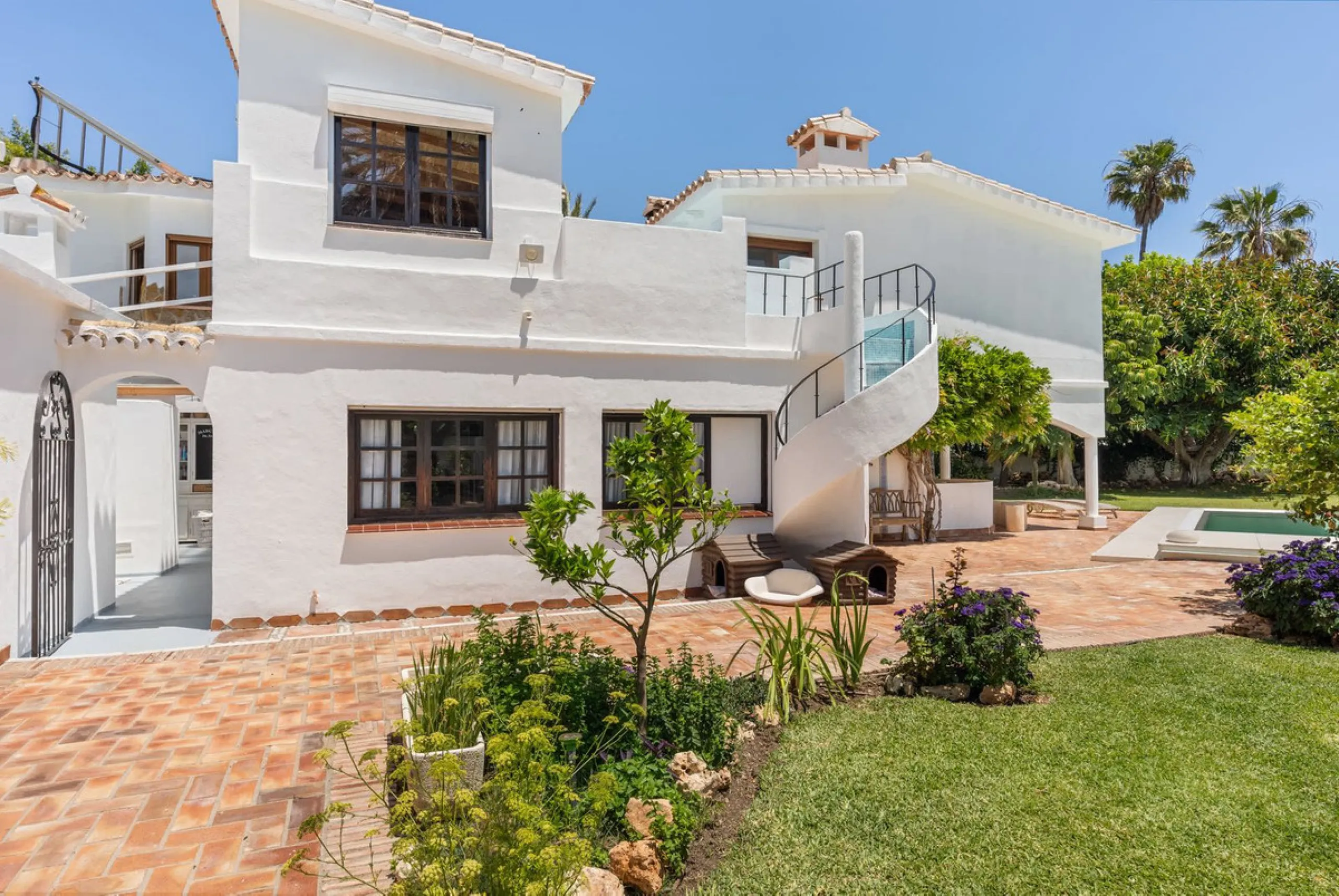 UNIQUE LOCATION- EXCELLENT INVESTMENT