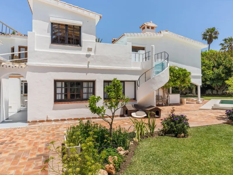 UNIQUE LOCATION- EXCELLENT INVESTMENT