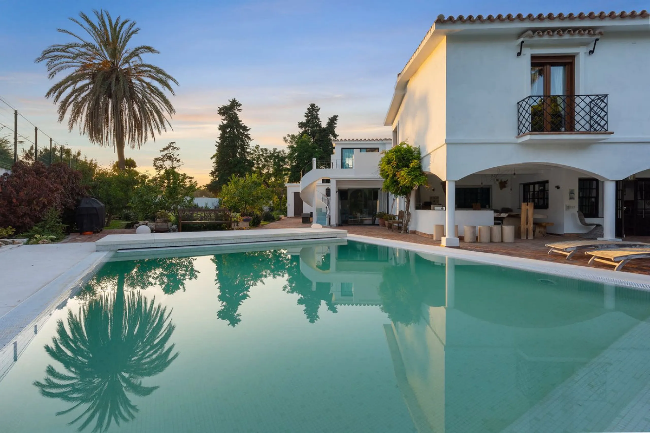UNIQUE LOCATION- EXCELLENT INVESTMENT