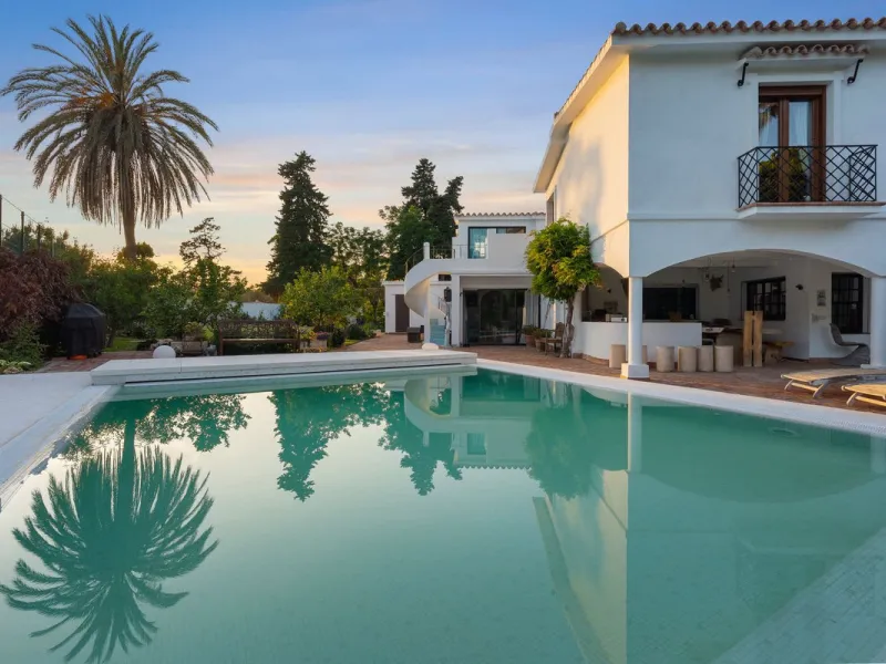 UNIQUE LOCATION- EXCELLENT INVESTMENT