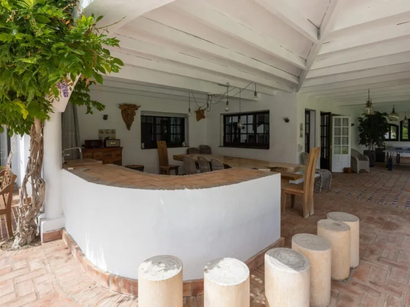 UNIQUE LOCATION- EXCELLENT INVESTMENT