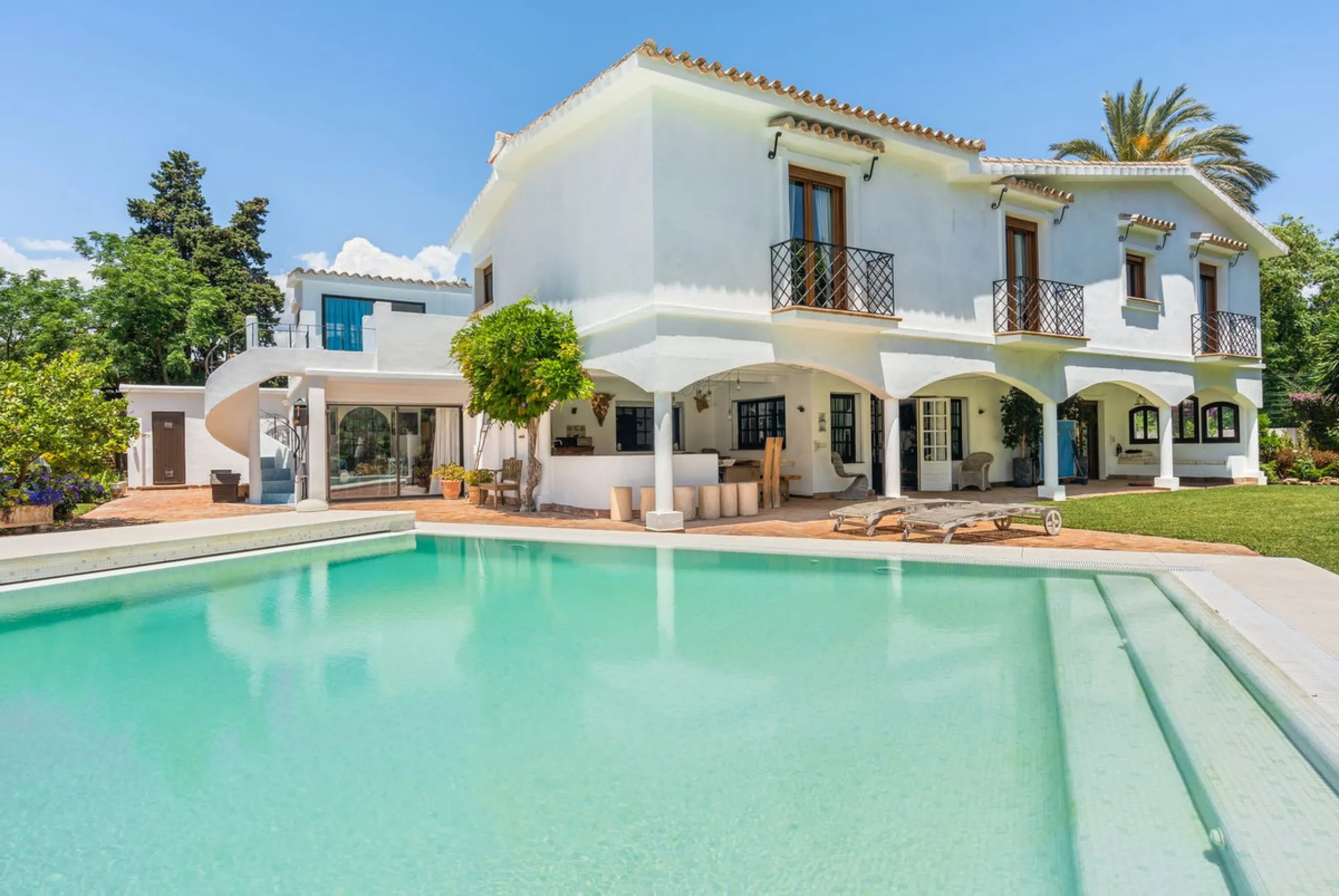 UNIQUE LOCATION- EXCELLENT INVESTMENT