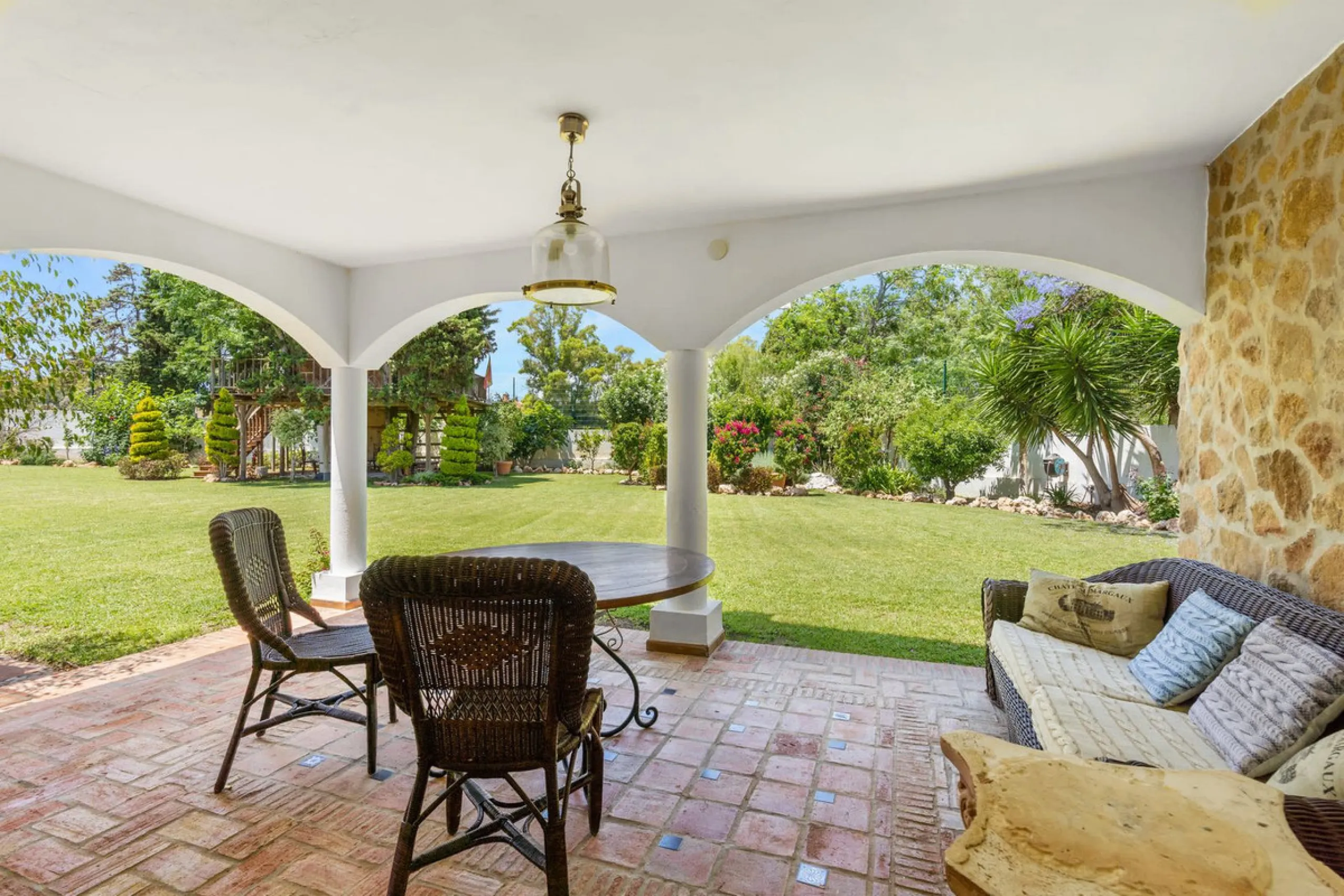UNIQUE LOCATION- EXCELLENT INVESTMENT