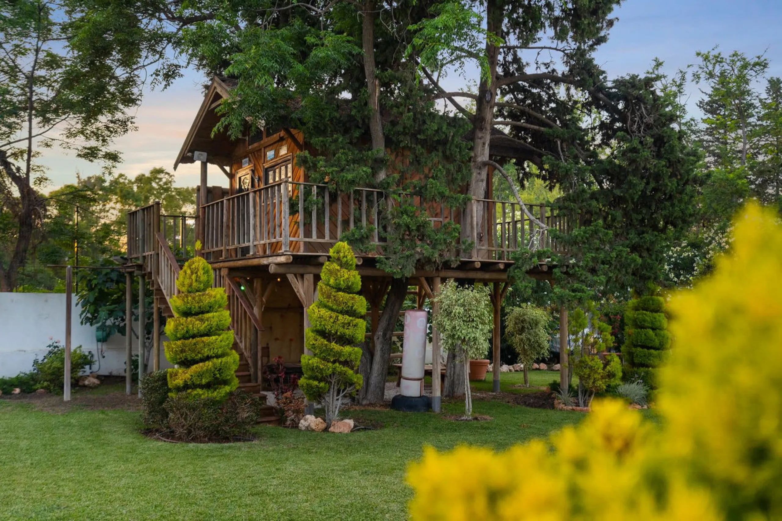 UNIQUE LOCATION- EXCELLENT INVESTMENT