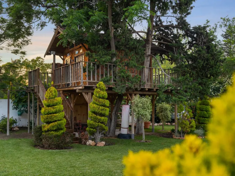 UNIQUE LOCATION- EXCELLENT INVESTMENT