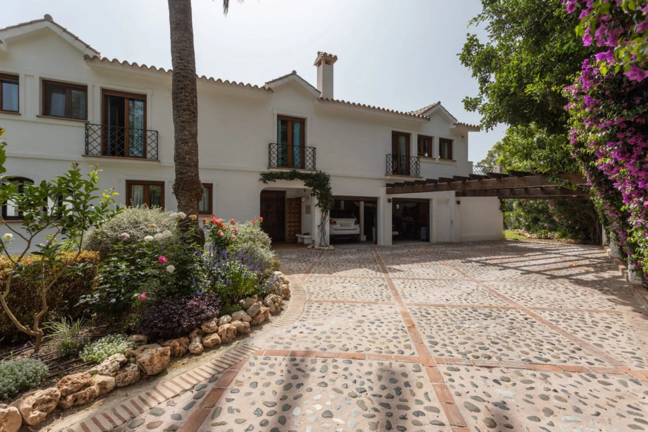 UNIQUE LOCATION- EXCELLENT INVESTMENT