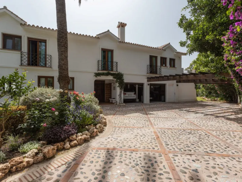UNIQUE LOCATION- EXCELLENT INVESTMENT