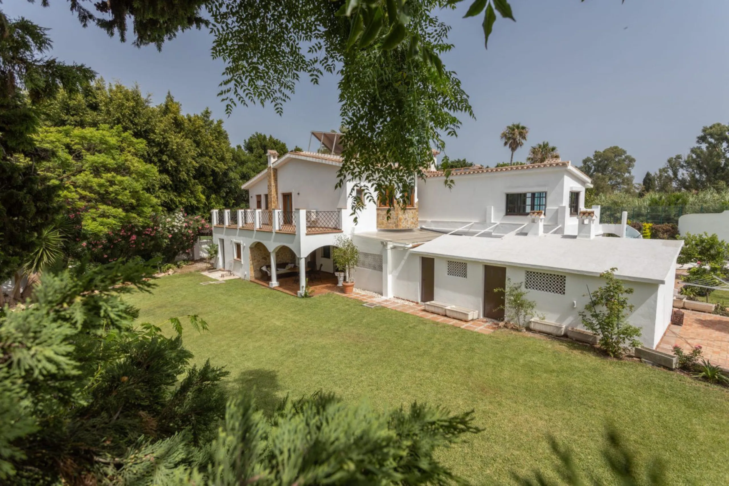 UNIQUE LOCATION- EXCELLENT INVESTMENT